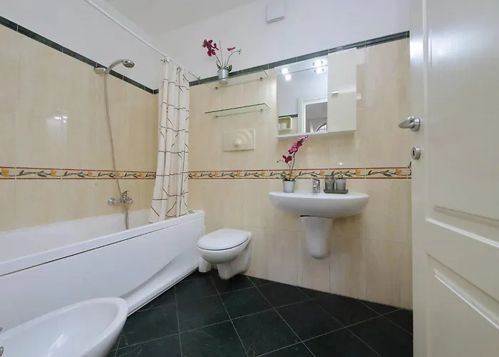 Дом отдыха Historic Center Colosseum 2br 2ba Metro Рим